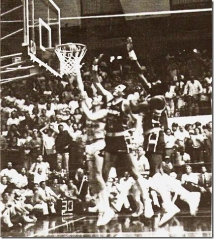 L'ultimo tiro di Forti contrastato da Meneghin e McAdoo